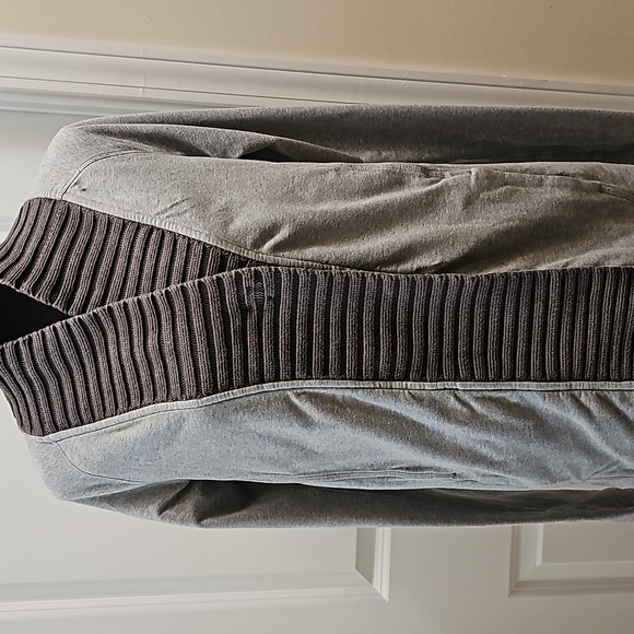 394. Lululemon Bliss Break Wrap - Picture 3 of 13